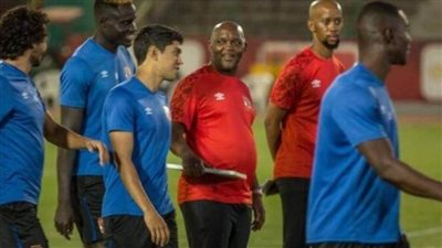 موسيماني يعقد محاضرة مطولة مع لاعبي الأهلي