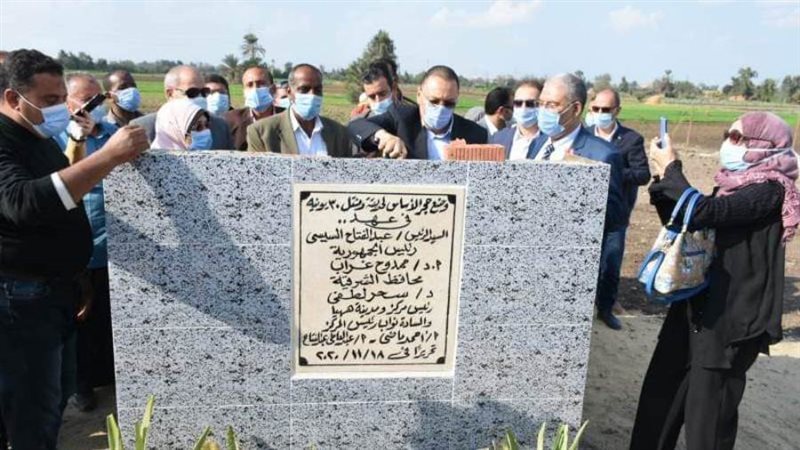 محافظ الشرقية يضع