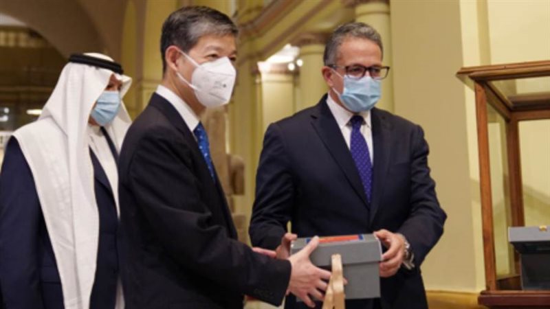 السفير الصيني يستلم