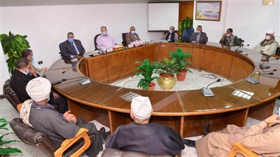 محافظ أسيوط يجتمع مع عمد ومشايخ قرى أبوتيج لتفعيل المشاركة المجتمعية