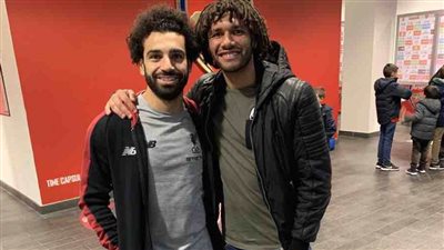 صلاح والنني يغادرن إلى لندن بطائرة مجهزة طبيا