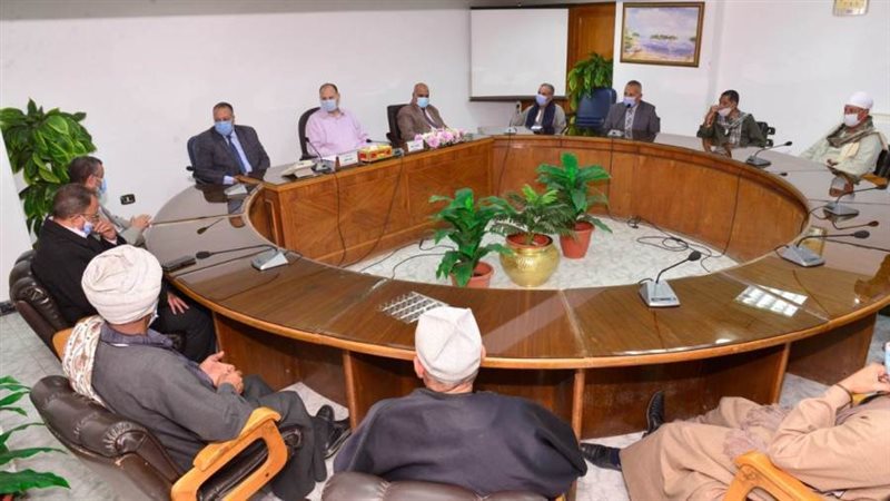 محافظ أسيوط يجتمع