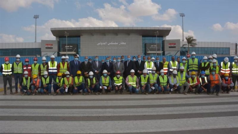 وزير الطيران مع العاملين