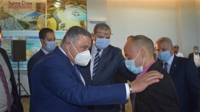 محافظ البحر الأحمر: الرئيس السيسي قائد مسيرة التنمية ويولي اهتماماً كبيراً بالعمال والصيادين 