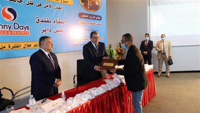 وزير القوى العاملة يسلم 60 عقد عمل لذوي القدرات بالبحر الأحمر