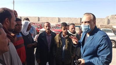 رئيس مدينة ملوي يحذر من عدم ارتداء الكمامة بوسائل المواصلات 