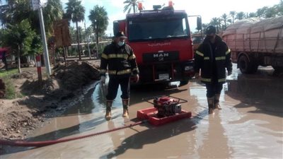 فرق مجابهة الأزمات تواصل العمل للحد من آثار موجة الأمطار بالبحيرة