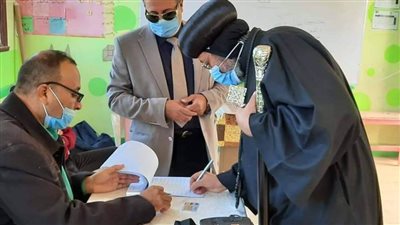 أسقف إيبارشية الوادي الجديد يدلي بصوته في انتخابات مجلس النواب