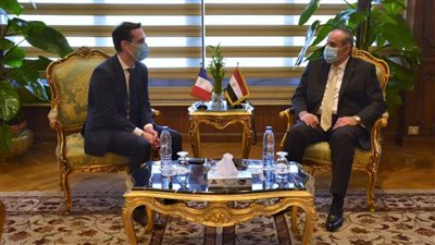 وزير الطيران المدني يلتقى وزير النقل الفرنسي لبحث التعاون المشترك