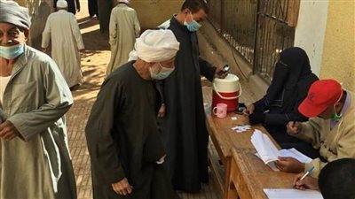 أمن الوادي الجديد يساعد ذوي الإعاقة الحركية في الوصول إلى اللجان الانتخابية في  أول يوم من الإعادة