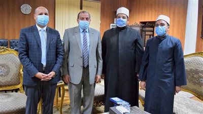 وزير الأوقاف يُهدي جامعة بني سويف سلسلة كتاب 