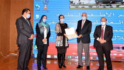 رئيس جامعة المنصورة يكرم الأطقم الطبية والفنية بمستشفى الباطنة