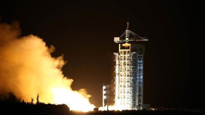 الصين تطلق مسبارا لجمع عينات من القمر  