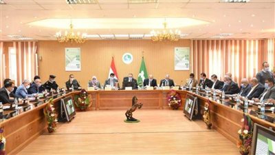 محافظ الشرقية يُعلن خطة العمل وإلزام العاملين بارتداء الكمامة