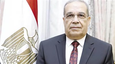 وزير الإنتاج الحربي يتفقد جناح الوزارة بمعرض 