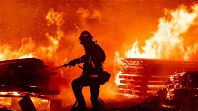 السعودية: نشوب حريق في خزان للوقود بجدة نتيجة اعتداء إرھابي بمقذوف