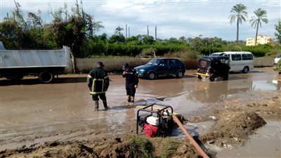 فرق مجابهة الأزمات تواصل العمل للحد من آثار موجة الأمطار بالبحيرة