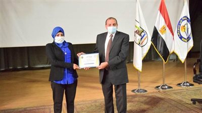تكريم مشرفة أمن إداري بجامعة بني سويف لأمانتها 