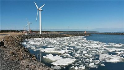 تحطم توربين رياح يبلغ ارتفاعه 230 مترًا في القطب الشمالي بالسويد 