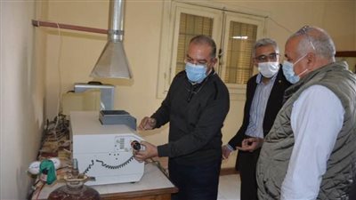 محافظ الوادي الجديد يتفقد المعمل الإقليمي لخصوبة التربة بمدينة الخارجة