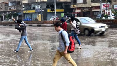 الأمطار تسبب حالة من الارتباك للمواطنين ومسؤولي القاهرة بشأن تعطيل الدراسة غدًا