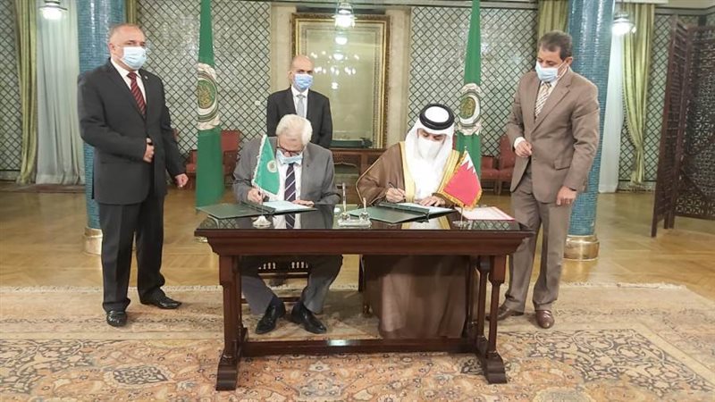 خلال التوقيع على