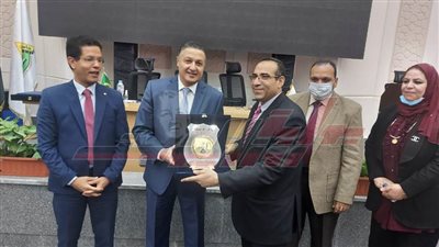مجلس جامعة بنها يكرم عميدي هندسة وطب بيطرى  
