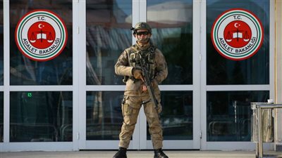 محكمة تركية تقضي بسجن 27 شخصا مدى الحياة