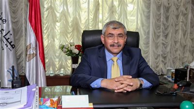 رغم تساقط الأمطار .. نشاط في حركة السفن والشاحنات 