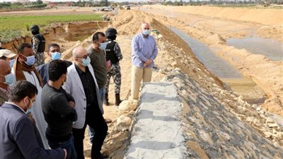 محافظ بني سويف يتابع تأهيل مخر السيل بسنور