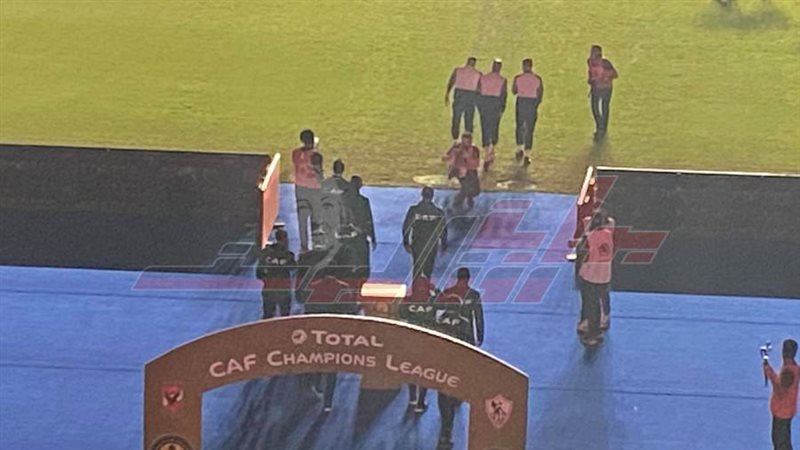 طاقم التحكيم يعاين