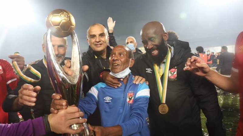 عم حارث يحمل الكأس