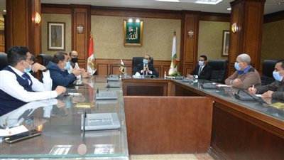 نائب المحافظ يعقد اجتماعاً لوضع آليات التواصل مع المواطنين لمواجهة الموجة الثانية من فيروس كورونا