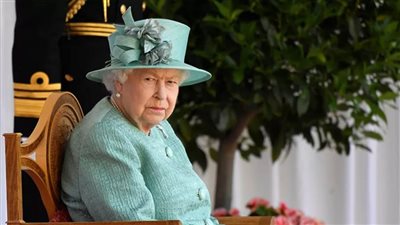 إعلام: ملكة بريطانيا تحصل على قفازات جديدة تقتل فيروس كورونا