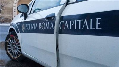 لاسلكي شرطة روما يفضح الليالي الحمراء في سيارات الخدمة