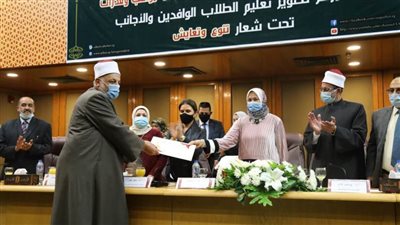 عامر: تنمية مواهب الطلاب الوافدين ودعمهم علميًا وفنيًا رسالة سامية للأزهر الشريف