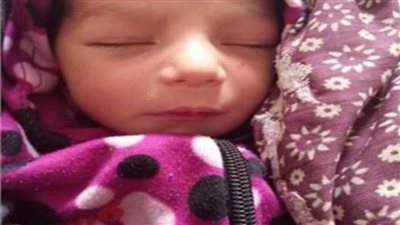 العثور على طفل حديث الولادة في مدخل عقار بالبحيرة