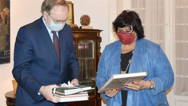 وزيرة الثقافة خلال