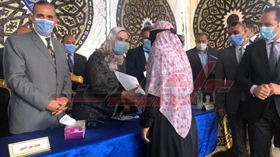  محافظ كفر الشيخ ووزيرة التضامن يسلمان  عقود 620 مشروعا