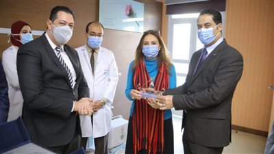 الرعاية الصحية تهدي نائب وزير الاتصالات درع التميز 