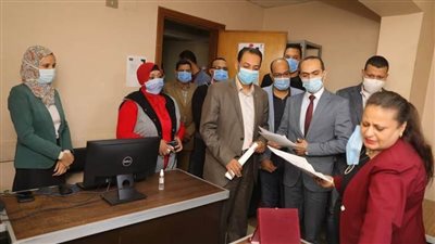 نائب محافظ سوهاج يتفقد سير العمل بإدارة خدمة المواطنين بالتأمين الصحي  