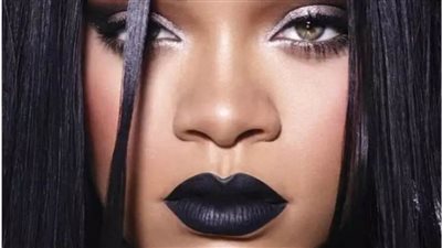 أحمر الشفاه الأسود موضة شتاء 2021 .. هل تجرئين على تطبيقه؟!