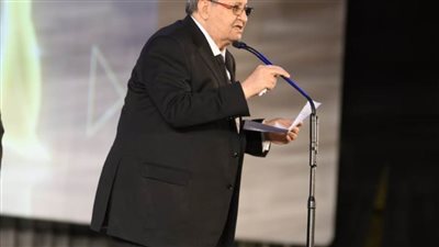 دموع في عيون النجوم بعد كلمة وحيد حامد في مهرجان القاهرة