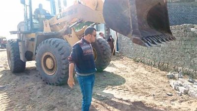 إزالة تعديات على الأراضي الزراعية بالحسينية 