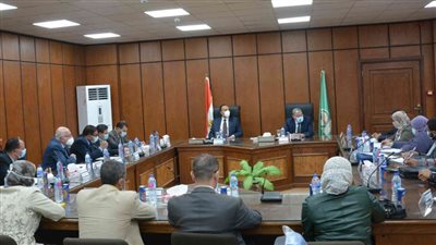 محافظ المنيا يوجه بإعداد دراسة شاملة للتخلص الآمن من مخلفات المصانع 