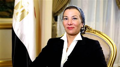 وزيرة البيئة تكرم وزيري الزراعة والتنمية المحلية للنجاح في مكافحة السحابة السوداء