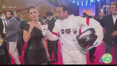 شاهد.. حمادة من زحل يلتقي نيللي كريم ويسرا على السجادة الحمراء لمهرجان القاهرة