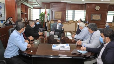 محافظ بني سويف يبحث النهوض بالمناطق الصناعية