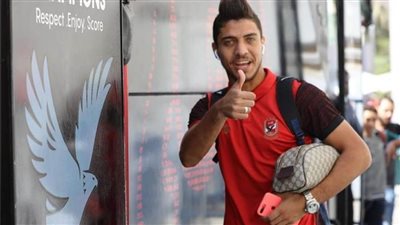 الأهلي يجري 