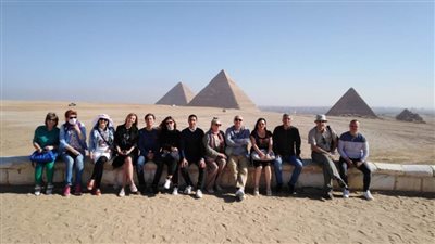 نائبة وزير السياحة والآثار تودع الوفد الصربي